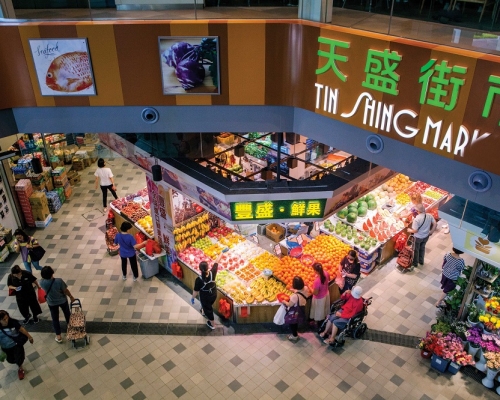 天盛街市鄰近連接區內交通重要樞紐的港鐵天水圍站,為區內最大型鮮活街市。