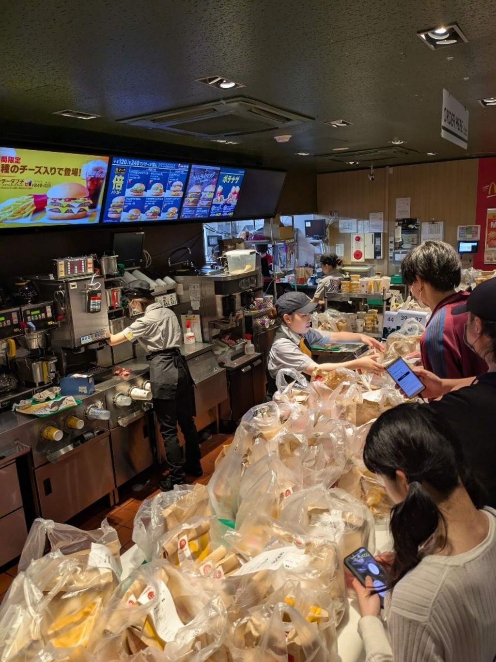 吉伊卡哇之亂,引發浪費食物問題。X平台 吉伊卡哇之亂,引發浪費食物問題。X平台