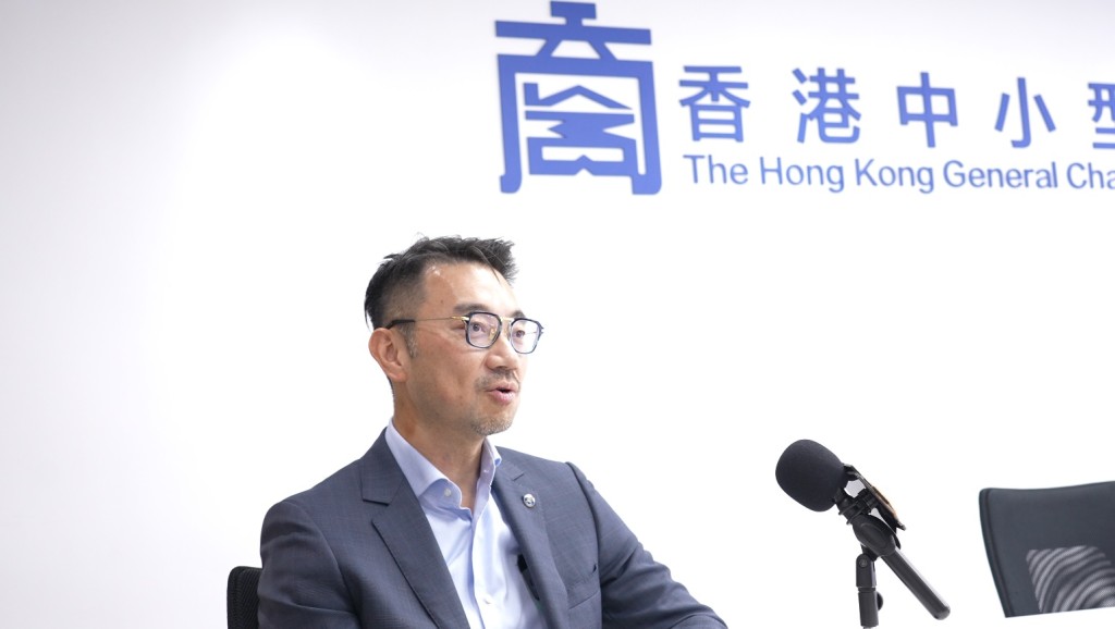 香港中小型企业总商会会长黎卓斌指，政府宜重新审视「百分百担保贷款」。