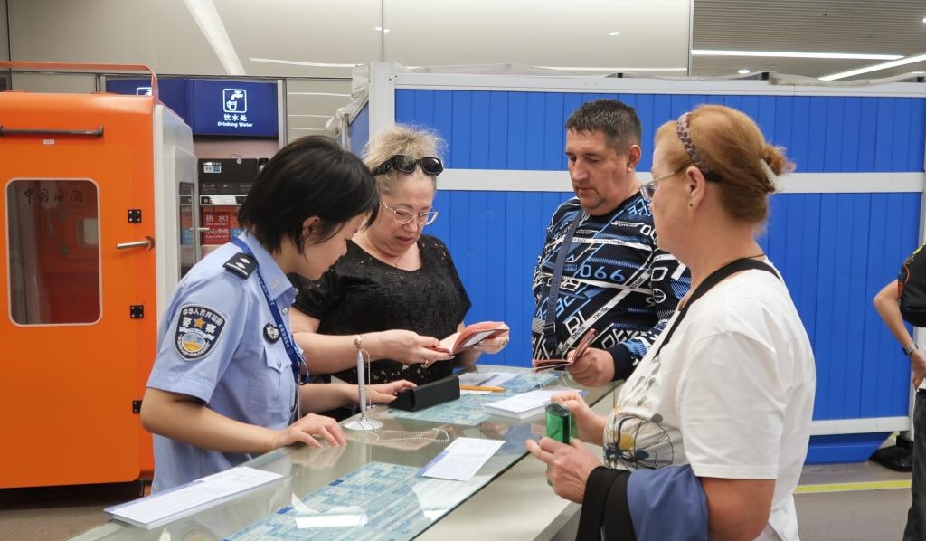 9月15日,上海移民管理警察幫助俄羅斯籍旅客完成入境卡填寫。 新華社 9月15日,上海移民管理警察幫助俄羅斯籍旅客完成入境卡填寫。 新華社