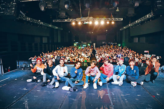 左起：Gun、Mark、Saint、Perth、Plan、Mean、Earth和Title齊齊向fans派心。