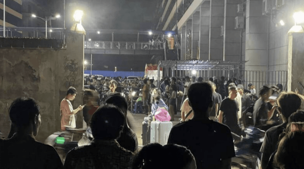 柬埔寨西哈努克省園區,已淪為中國跨境犯罪集團的基地,疑因近日當局大力打擊電騙集團,多間公司在周三(15日)晚上11時突然宣布解散,並要求員工馬上離開。柬中時報 柬埔寨西哈努克省園區,已淪為中國跨境犯罪集團的基地,疑因近日當局大力打擊電騙集團,多間公司在周三(15日)晚上11時突然宣布解散,並要求員工馬上離開。柬中時報