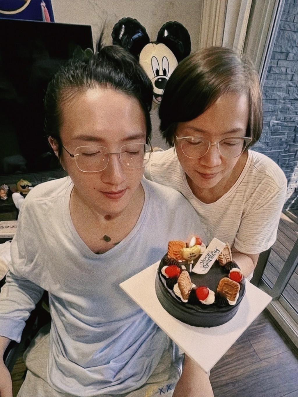 阿Mo李啟言在社交平台分享32歲在加拿大的慶生照,由母親手捧蛋糕,阿Mo閉目許願。 阿Mo李啟言在社交平台分享32歲在加拿大的慶生照,由母親手捧蛋糕,阿Mo閉目許願。