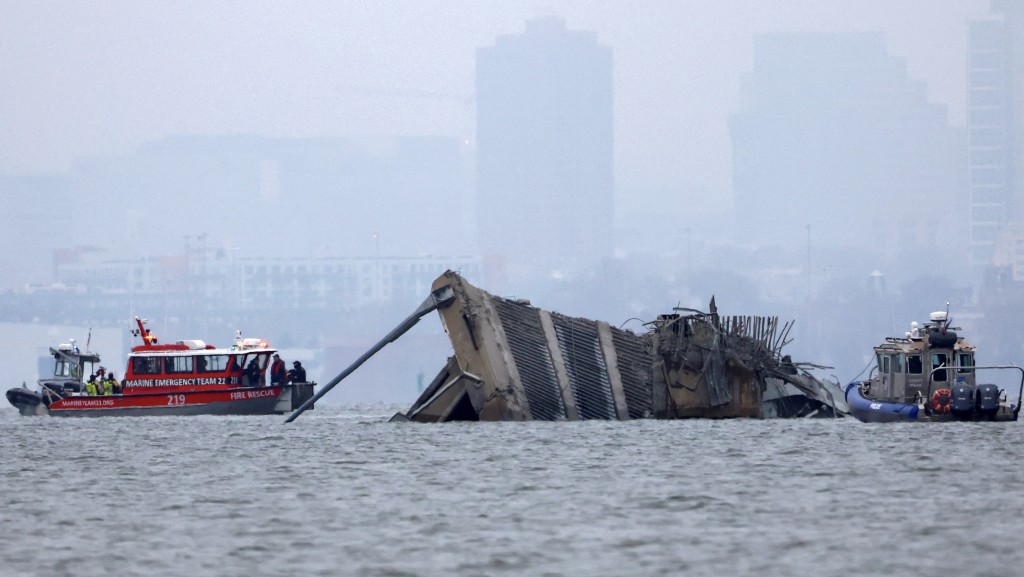 救援船在掉入水中的橋體附近工作。 路透社