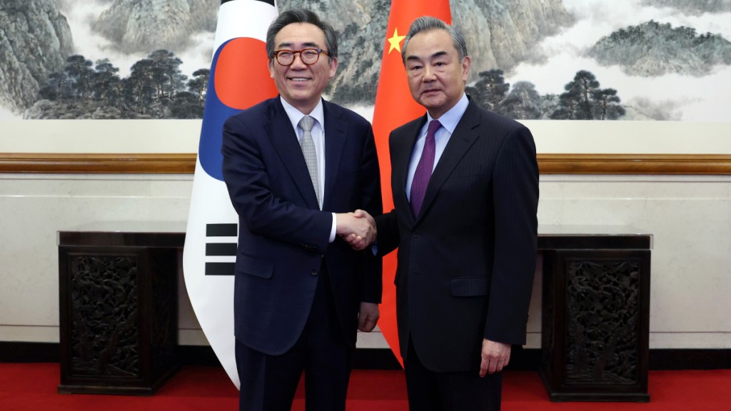 5月13日，外交部長王毅同韓國外長趙兌烈在北京舉行會談。（新華社）