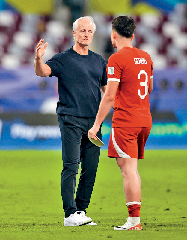 安達臣（左）不滿球證的12碼判決。