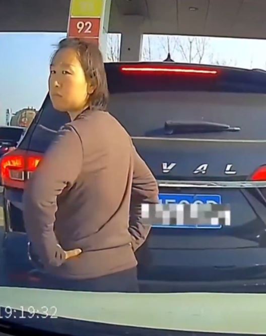 江蘇女化身人肉路障瞓車頭，為自家汽車打尖入油。