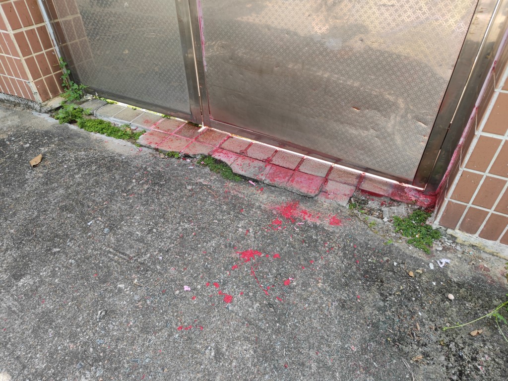 涉及事件的村屋，铁闸及门外的红油渍已被大致清理，只留有少许残渍。