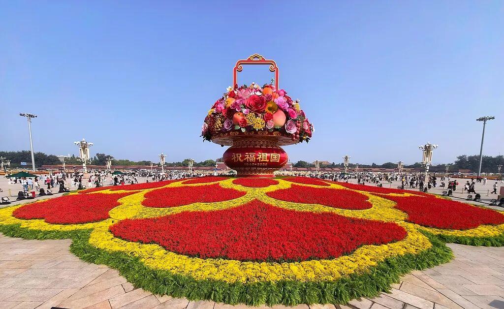 10组不同主题的立体花坛，分布北京长安街沿路，成为国庆打卡热点。央视