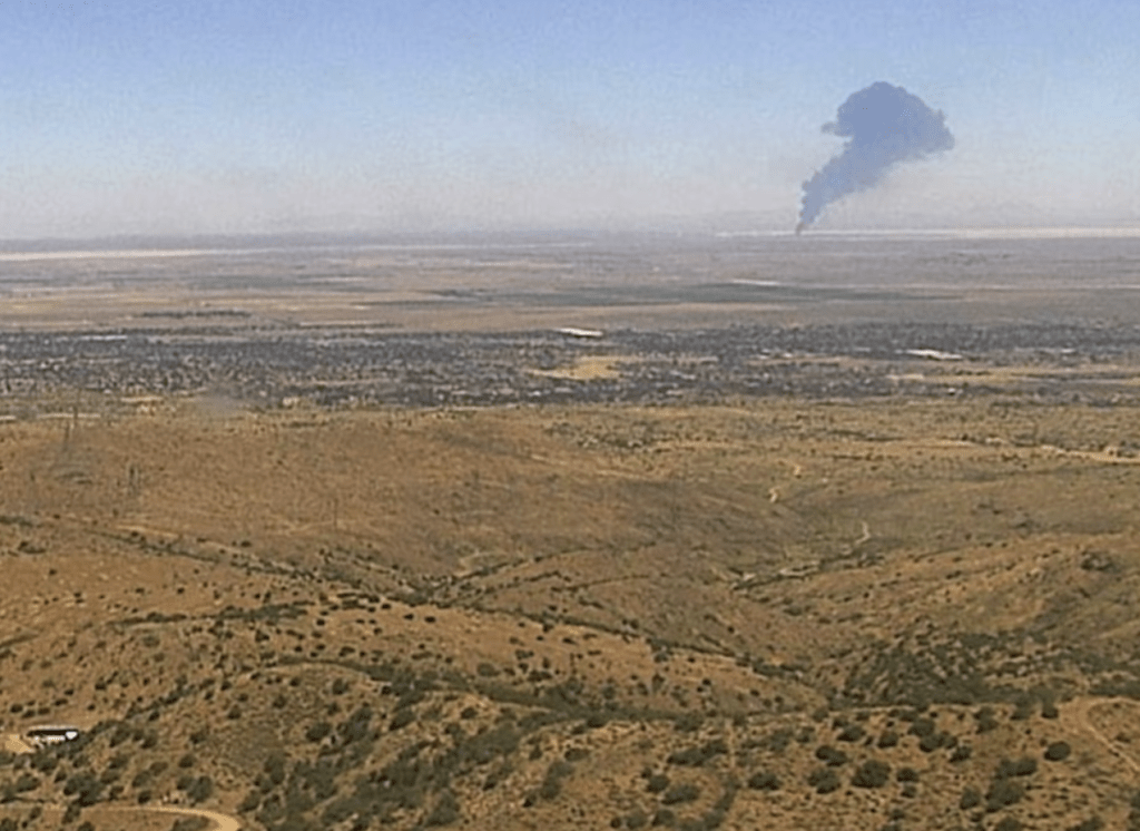 愛德華茲空軍基地(Edwards Air Force Base)起飛後不久突然失事墜毀,現場瞬間爆出衝天黑色濃煙。路透社 愛德華茲空軍基地(Edwards Air Force Base)起飛後不久突然失事墜毀,現場瞬間爆出衝天黑色濃煙。路透社