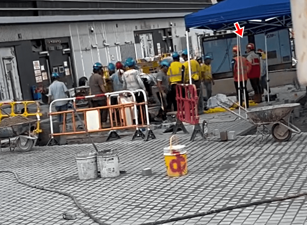 一名工頭大聲喝止：「大家停手」。fb：香港人