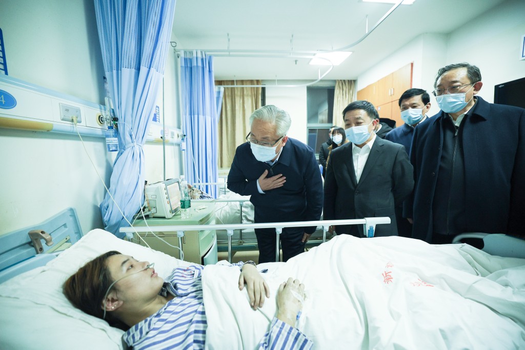 张国清抵达后来到新馀市新钢中心医院看望受伤人员。 新华社