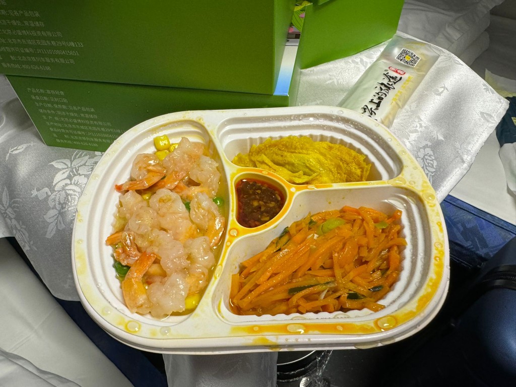 高鐵臥鋪列車上出售的蝦仁套餐售價49元人民幣。資料圖片