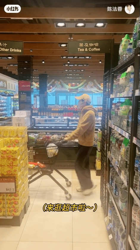 陳法蓉又陪爸爸逛超市。