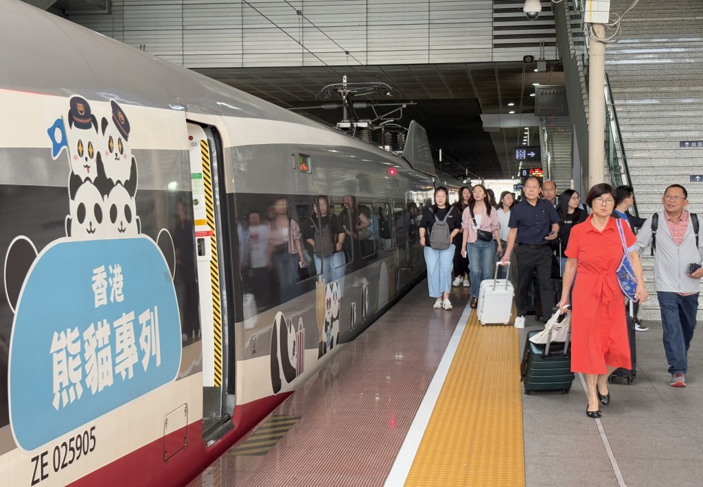 往返深港的高鐵列車停靠在深圳北站站台。新華社