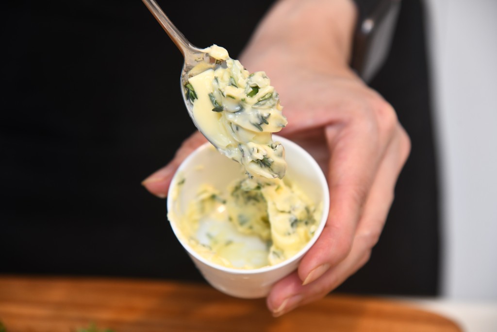 Step 4: 香草牛油放入小器皿，置雪櫃冷藏。 Add the herb butter in a small container and keep it in the refrigerator.