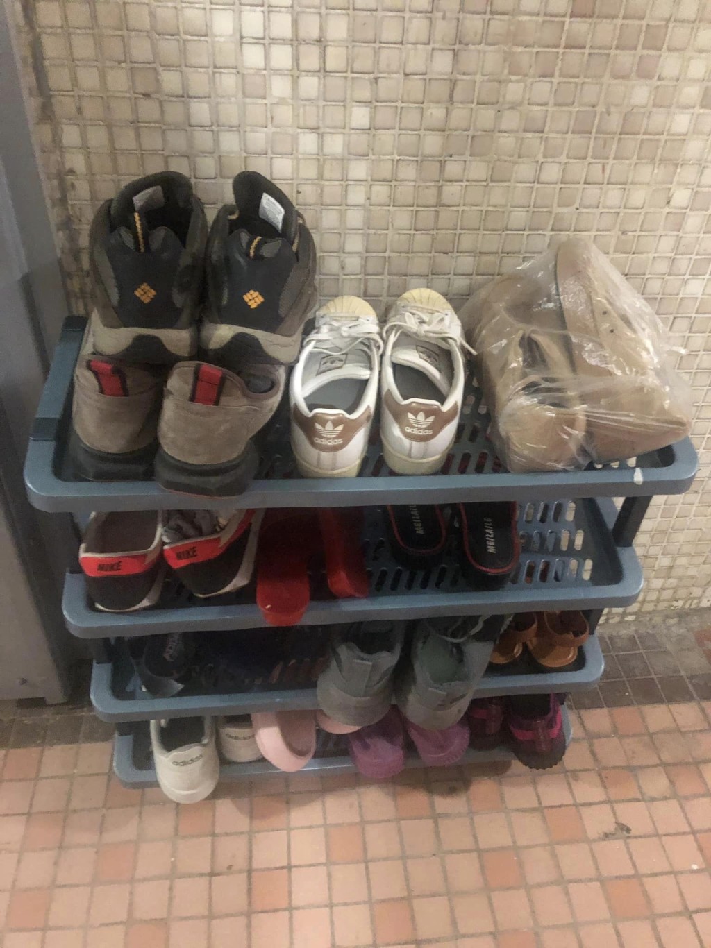 該名住戶於走廊擺放15對鞋。FB圖片