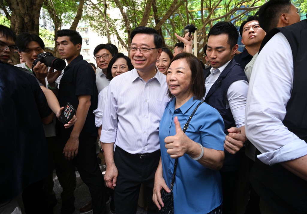 行政長官李家超一連兩個周末「落區」。蘇正謙攝 行政長官李家超一連兩個周末「落區」。蘇正謙攝