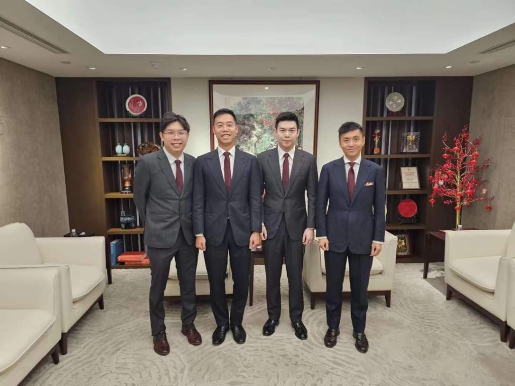 「飞轮」系马主沈慧林 (左) 被提名委员会与董事会推选为新一届政青主席。