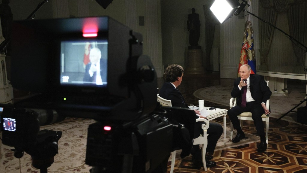 美國霍士新聞主播卡爾森（Tucker Carlson）在克里姆林宮訪問普京。 美聯社