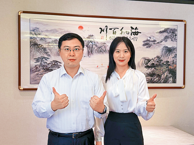 李文佳（左）表示，公司會謹慎考慮收購同業，並傾向發掘歐美和日本等成熟市場公司。