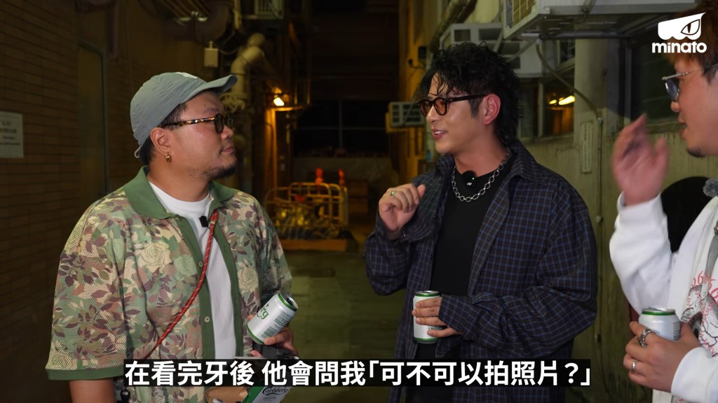 許廷鏗指不少歌迷看完牙齒後,都會靦腆要求拍照合照。(影片截圖:MinatoTV《酒精路跑》) 許廷鏗指不少歌迷看完牙齒後,都會靦腆要求拍照合照。(影片截圖:MinatoTV《酒精路跑》)