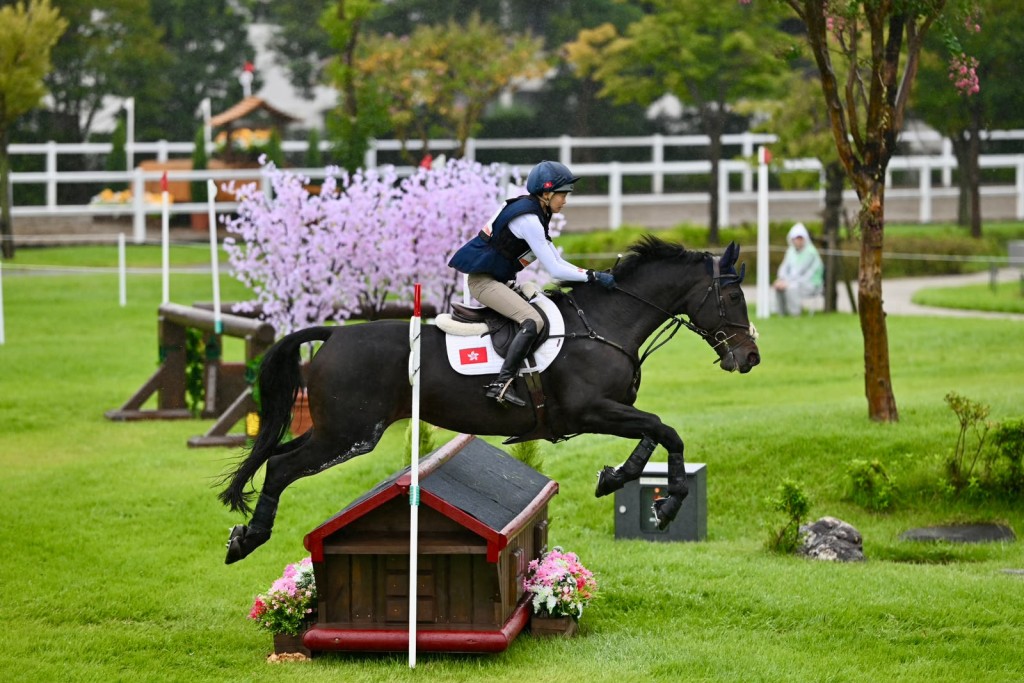 馬術越野障礙賽: 何苑欣 - 2026名古屋亞運。劉駿軒攝 馬術越野障礙賽: 何苑欣 - 2026名古屋亞運。劉駿軒攝