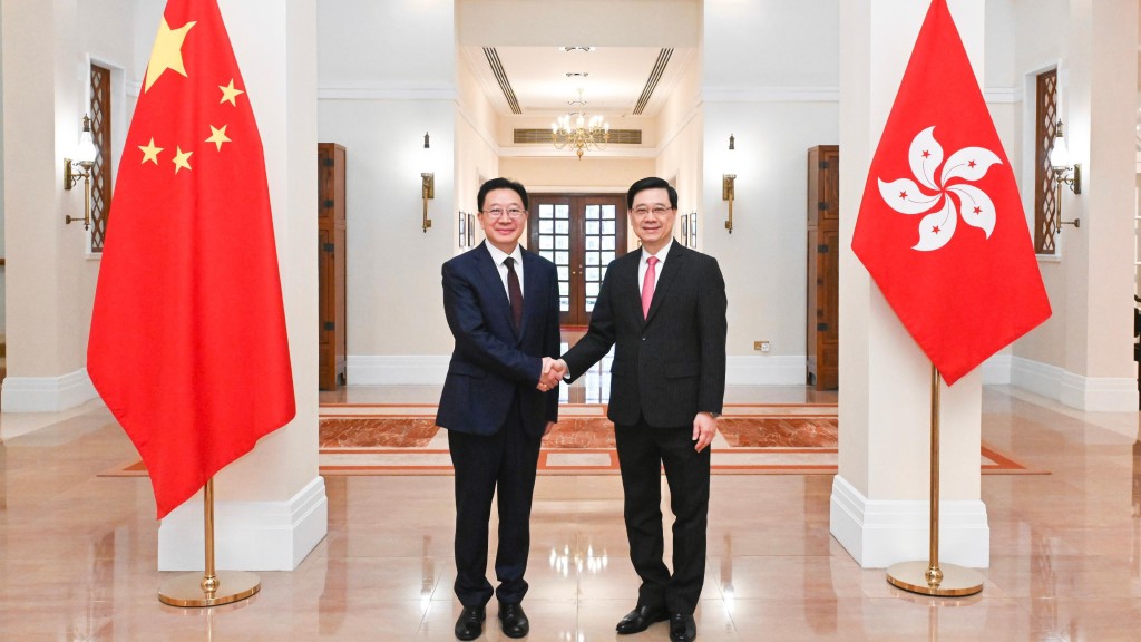 李家超(右)與新任中聯辦主任周霽(左)會面,就香港社會情況、機遇和挑戰等交流。政府新聞處