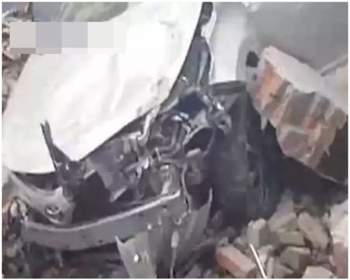 私家車車頭嚴重損毀。網圖