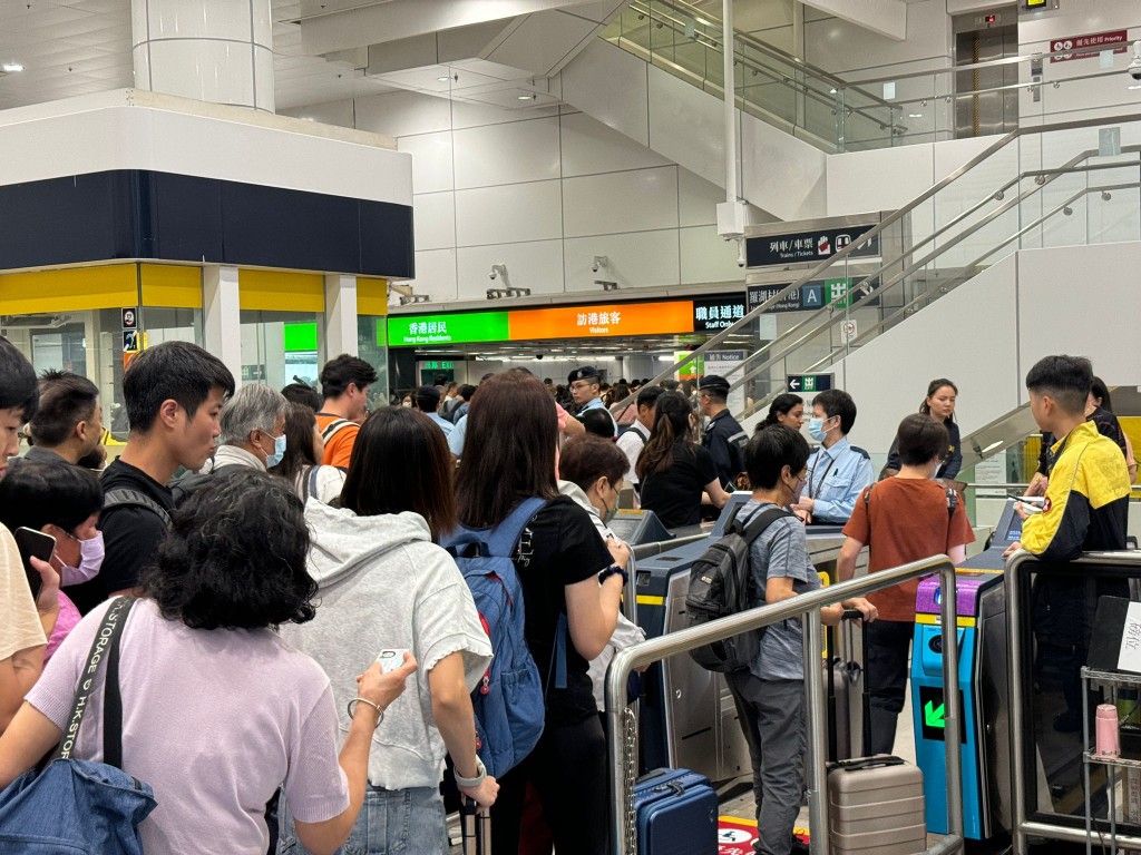 港铁更宣布由于乘客众多，实施人潮管制，等候约5分钟才获放行。陈俊豪摄