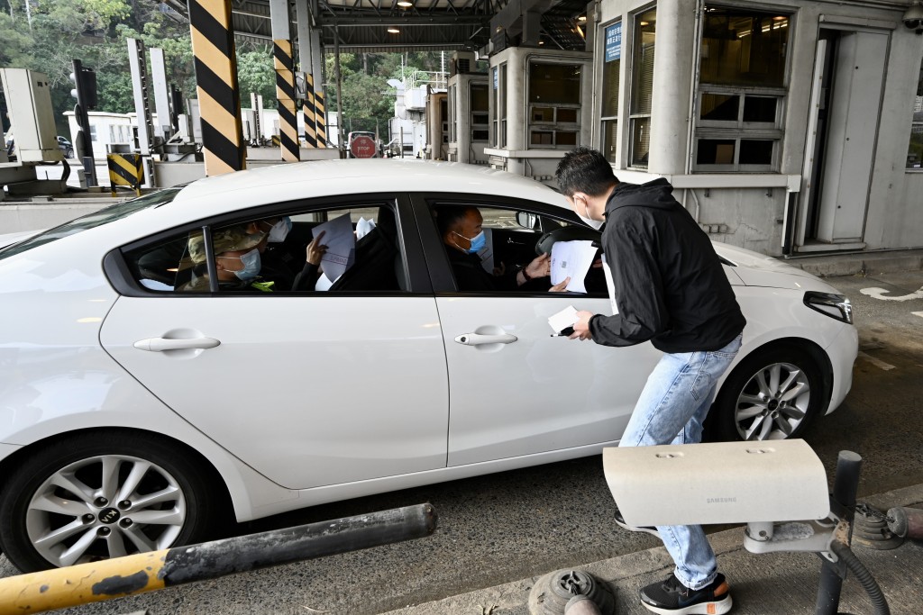 演习中模拟旅客以私家车于文锦渡管制站过关。