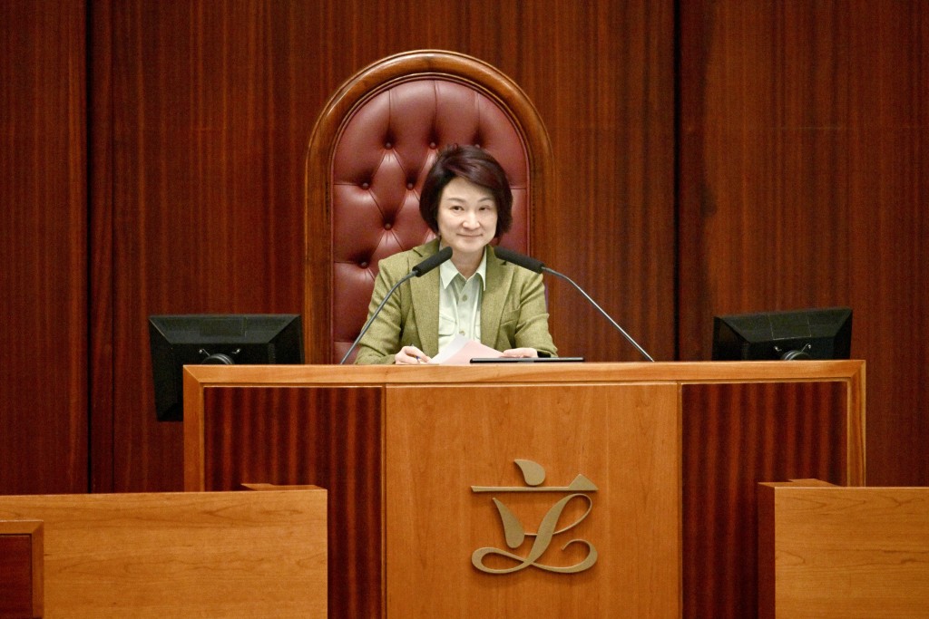 立法會主席李慧琼上京開會仍力保100%出席率。 立法會主席李慧琼上京開會仍力保100%出席率。