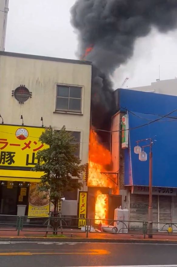 日本東京有拉麵店大火，影響JR東日本部份路段停駛。影片截圖