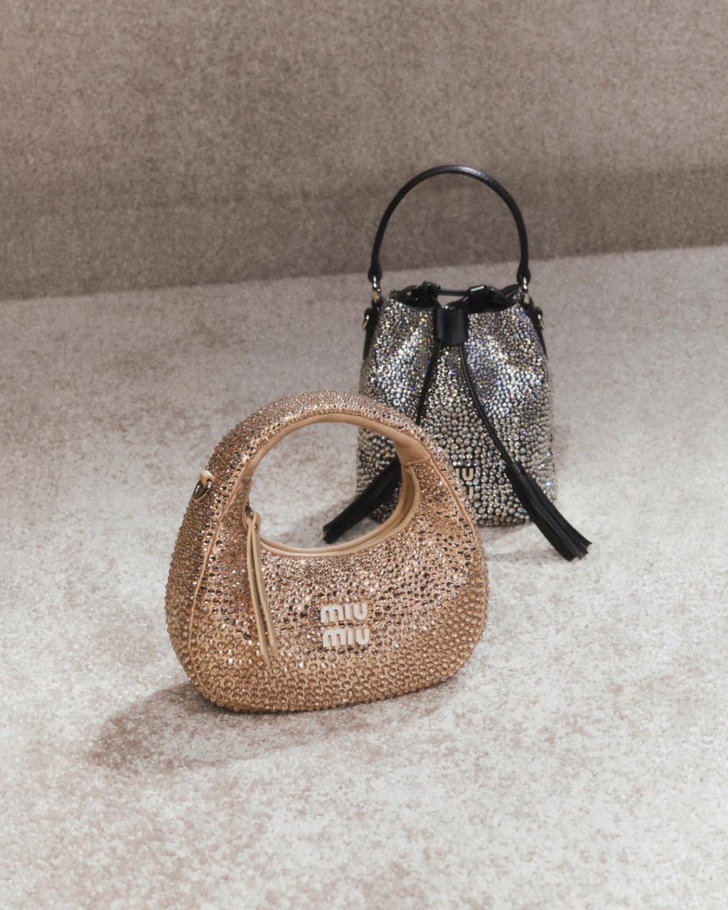 Miu Miu Wander及Bucket手袋均以色丁配以闪石设计，小巧外形最适合携带出席节日派对。（各$22,700）