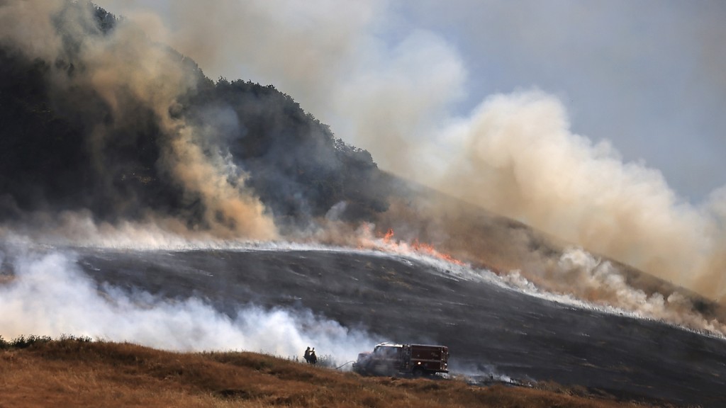 6月30日，圣安东尼奥大火在加州佩塔卢马以西上坡蔓延。 美联社