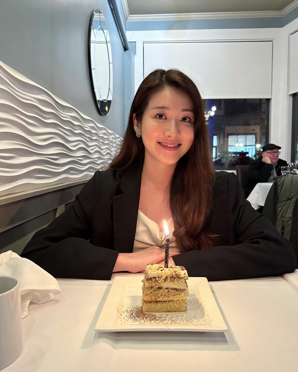 本月31岁生日的邓佩仪不停与朋友切蛋糕庆祝。