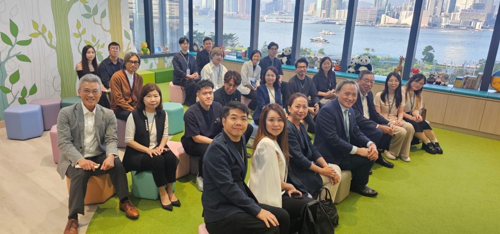 他們邀請了數年前參與綜合大樓多個室內空間設計(包括與大樓擴建有關的新設施)的畢業校友出席。 他們邀請了數年前參與綜合大樓多個室內空間設計(包括與大樓擴建有關的新設施)的畢業校友出席。