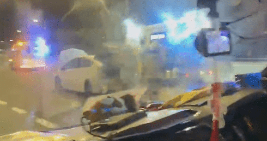 一辆的士与一辆私家车同沿天桥往西区海底隧道方向行驶,驶至近中区警署对开时发生碰撞。「fb@香港突发事故报料区2.0」影片截图 一辆的士与一辆私家车同沿天桥往西区海底隧道方向行驶,驶至近中区警署对开时发生碰撞。「fb@香港突发事故报料区2.0」影片截图