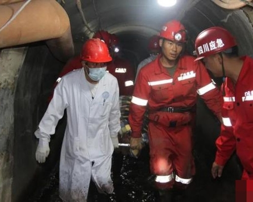 四川3名工人被困塌陷隧道7日後獲救。 網圖
