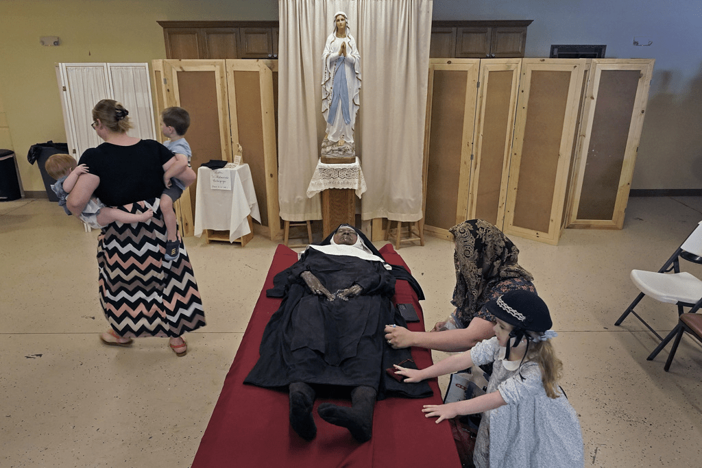 修女肉身不腐的現象被不少天主教徒視為神蹟，修道院把遺體塗上保護蠟，讓民眾可以撫摸她的臉一邊祈禱。AP
