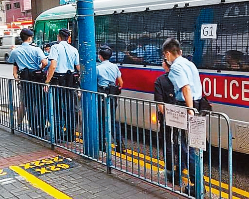 警方在派對房拘捕涉使用假「安心出行」手機程式青年。