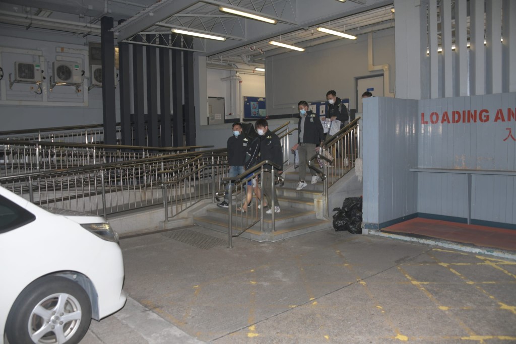 警員搜查少年位於油麗邨的住所。
