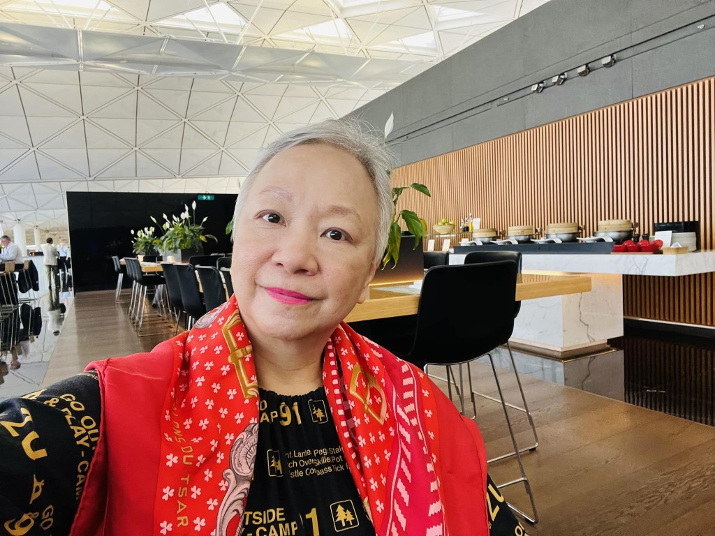陳秋霞透露她的姨甥女鄺靄慧是教授，亦是乳癌方面的權威醫生，及香港遺傳性乳癌家族資料庫創辦人。