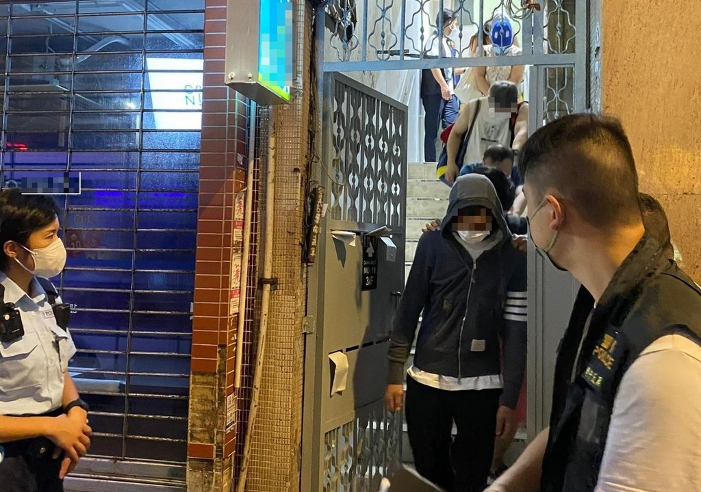 警方在反非法賭博行動帶走多名涉案男女。