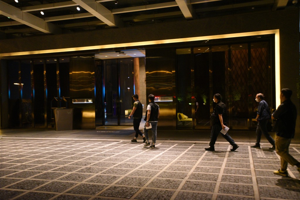 西九龍w酒店本月6日發生盜竊案，警員到場調查。(資料圖片)
