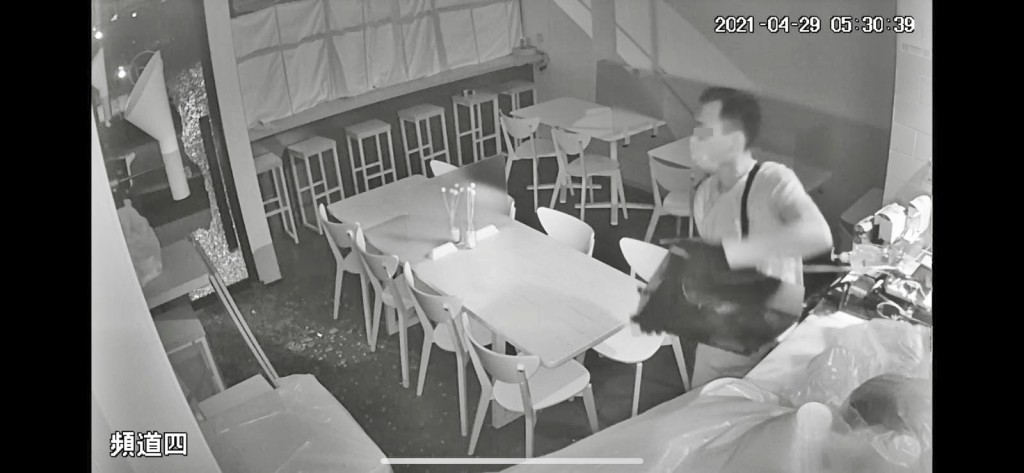 賊人闖入咖啡店後抬走收銀機。片段截圖