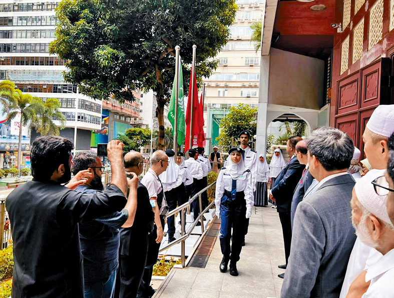 何秀賢促成了備有穆斯林服裝的非華裔「少年警訊」。