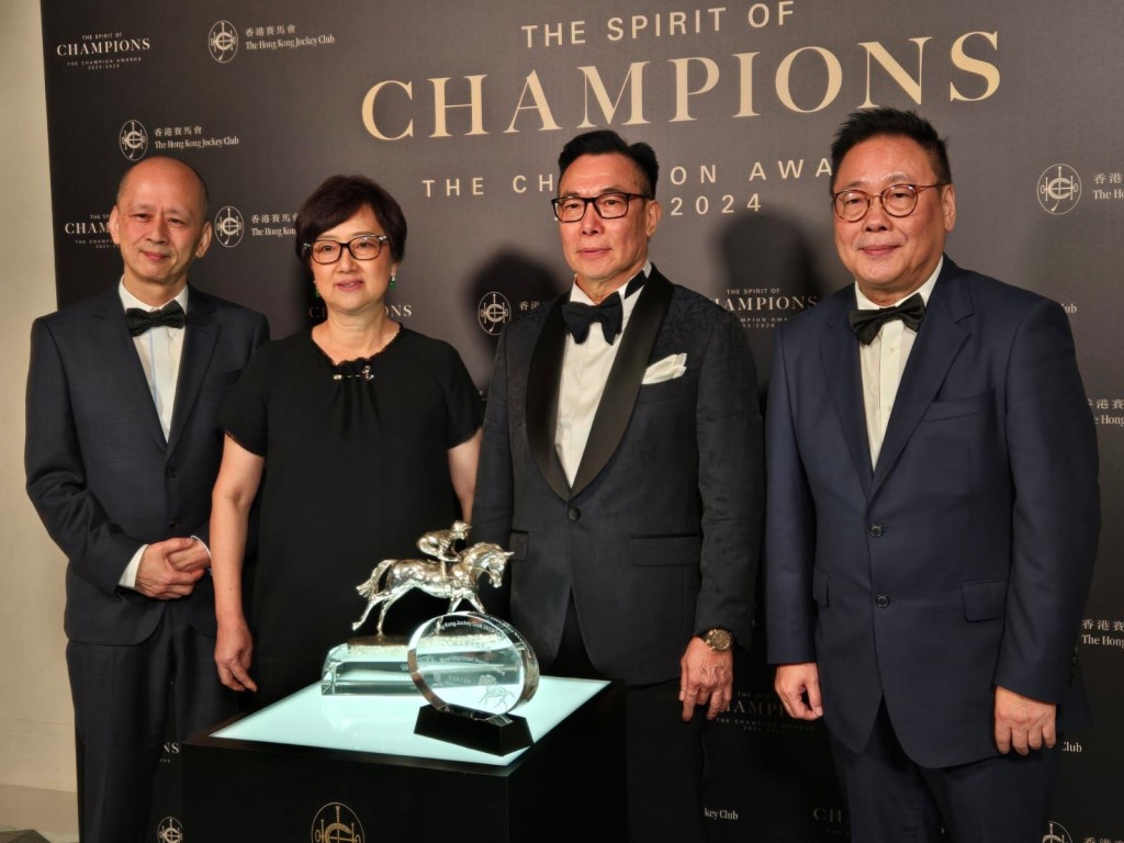 梁錫光(右二)說：「『嘉應高昇』下季大有機會出戰開鑼日一班千二米特首盃，目標是十二月香港短途錦標，至於會否挑戰四歲馬系列，要視乎馬兒下季的進度而定。」