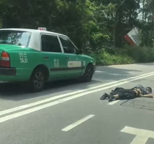 落馬洲路的士撞到過路男子。fb的士司機資訊網 Taxi 劉賢圖片