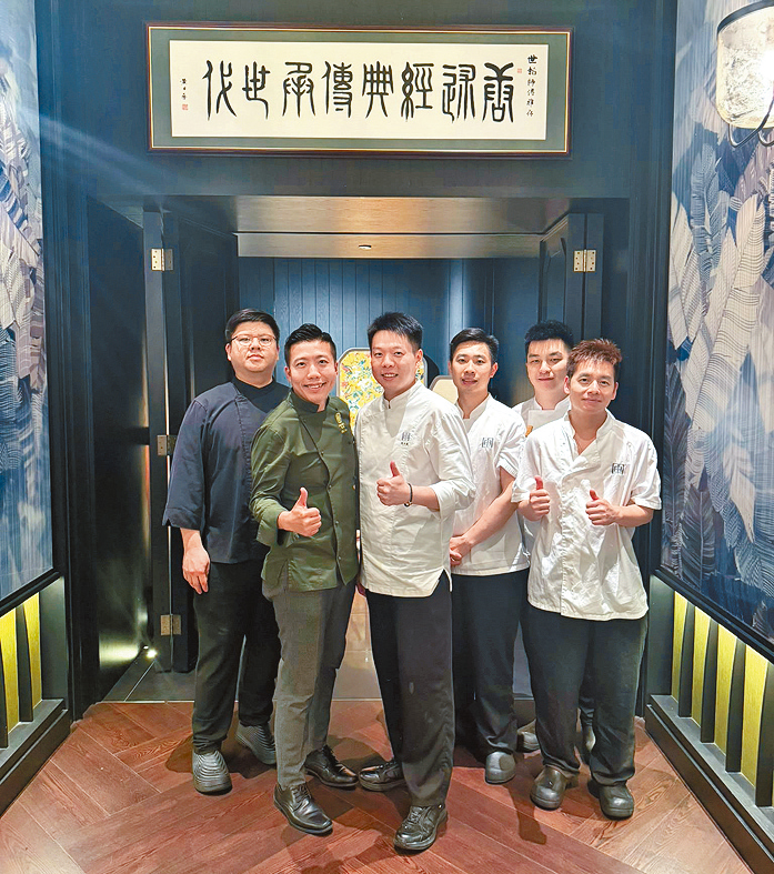 唐述廚藝總監周世轁(左二)與嘗申滙行政總廚陳天龍(左三)四手聯乘。 唐述廚藝總監周世轁(左二)與嘗申滙行政總廚陳天龍(左三)四手聯乘。